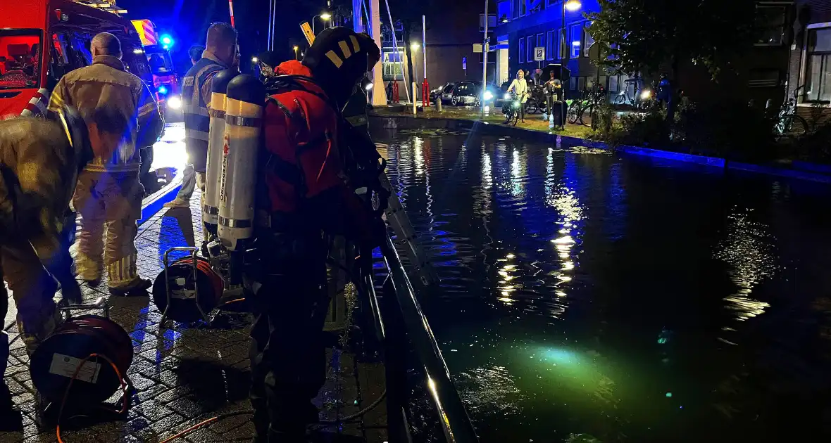 Omstanders halen persoon uit water na botsing - Foto 3