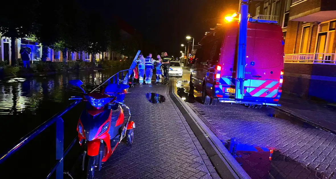 Omstanders halen persoon uit water na botsing - Foto 4