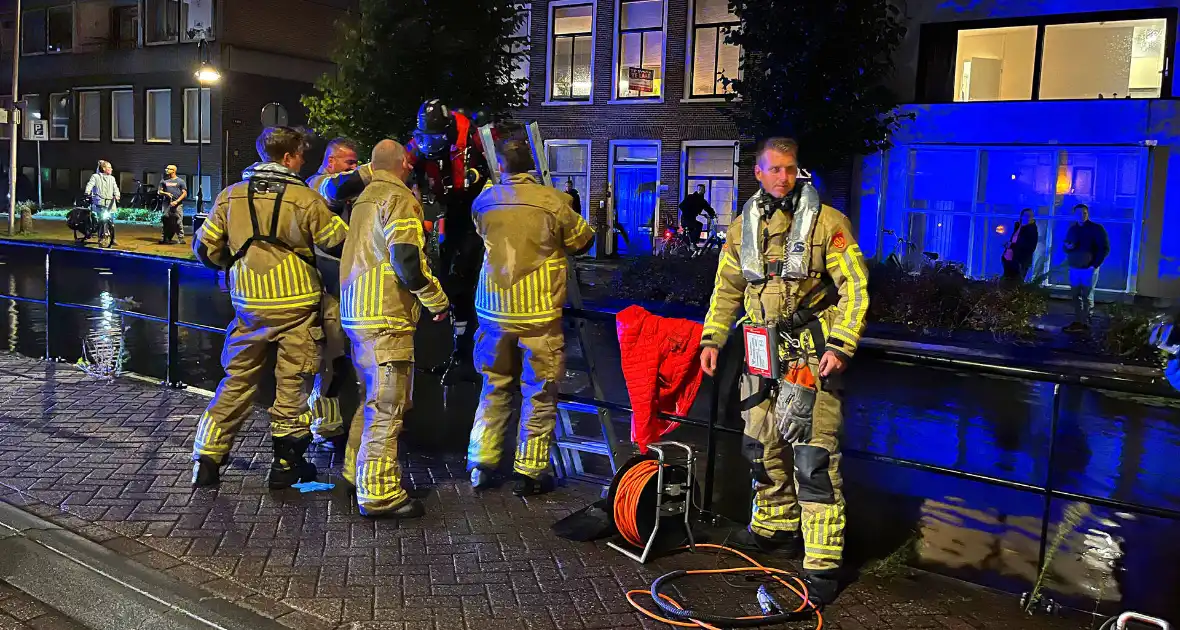 Omstanders halen persoon uit water na botsing - Foto 5