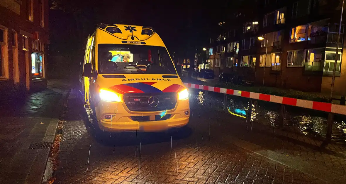 Omstanders halen persoon uit water na botsing - Foto 6