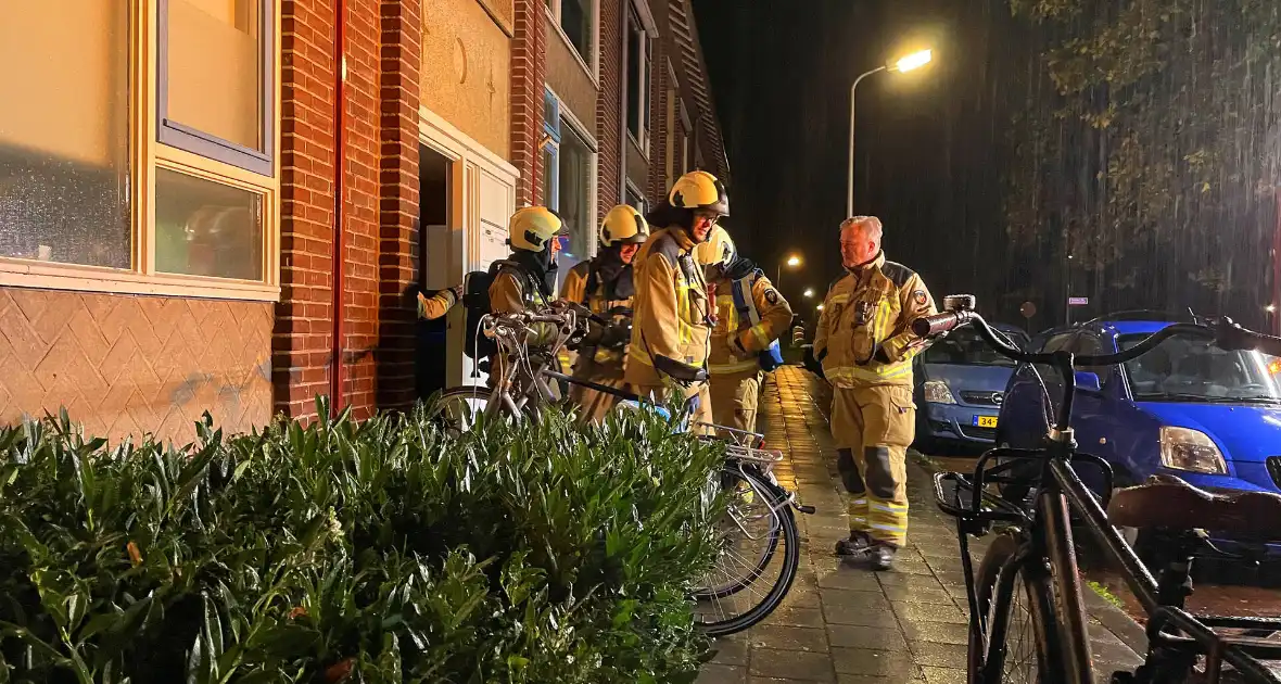 Brandweer verricht metingen in appartementencomplex