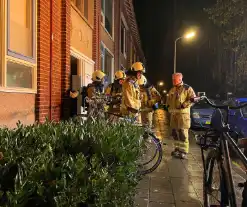 Brandweer verricht metingen in appartementencomplex