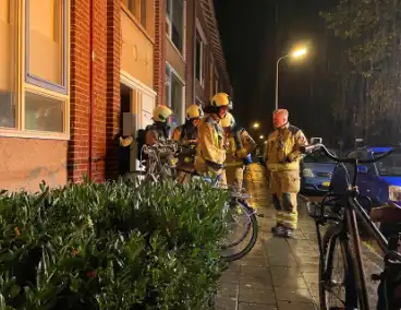 Brandweer verricht metingen in appartementencomplex