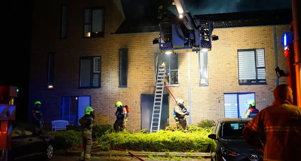 Buurtbewoners geëvacueerd wegens uitslaande brand - Foto 5