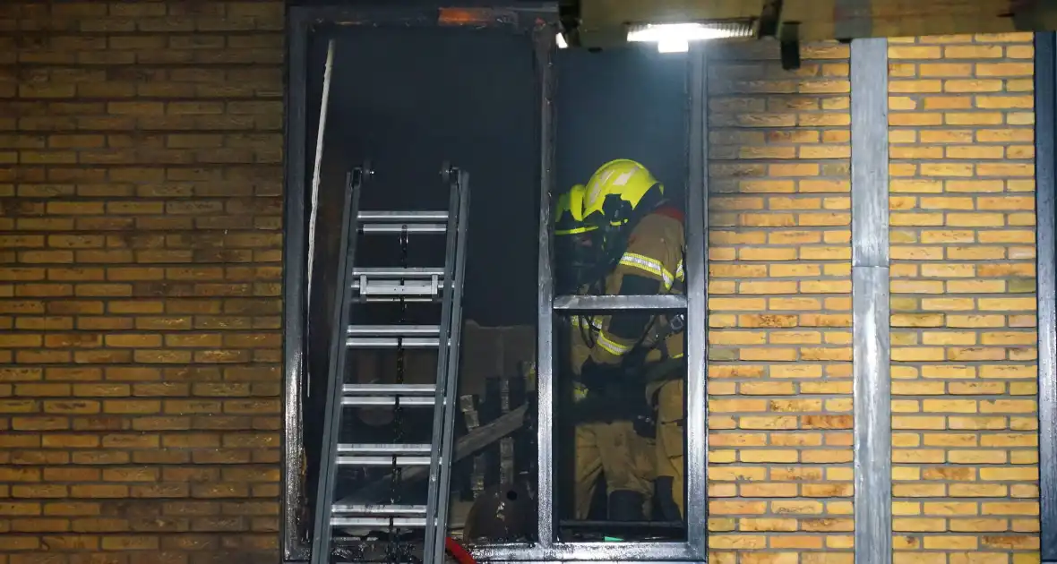 Buurtbewoners geëvacueerd wegens uitslaande brand - Foto 6