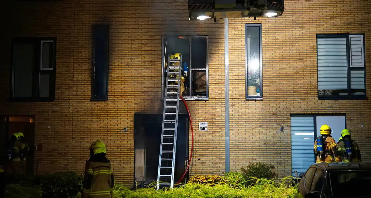 Buurtbewoners geëvacueerd wegens uitslaande brand - Foto 8