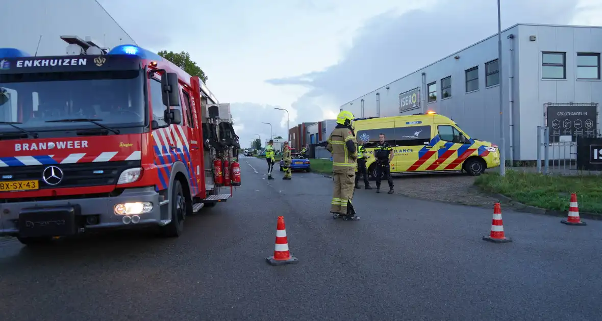 Automobilist verliest controle en botst tegen boom