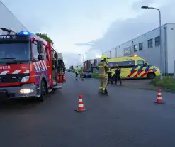 Automobilist verliest controle en botst tegen boom