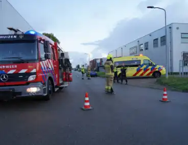 Automobilist verliest controle en botst tegen boom