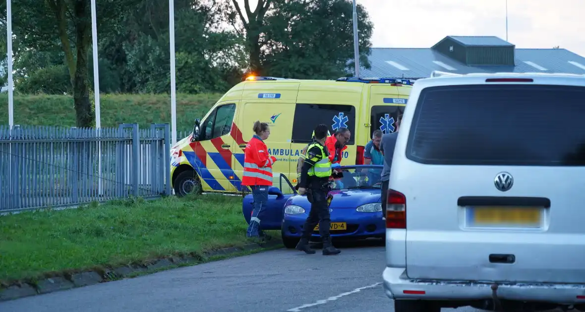 Automobilist verliest controle en botst tegen boom - Foto 1