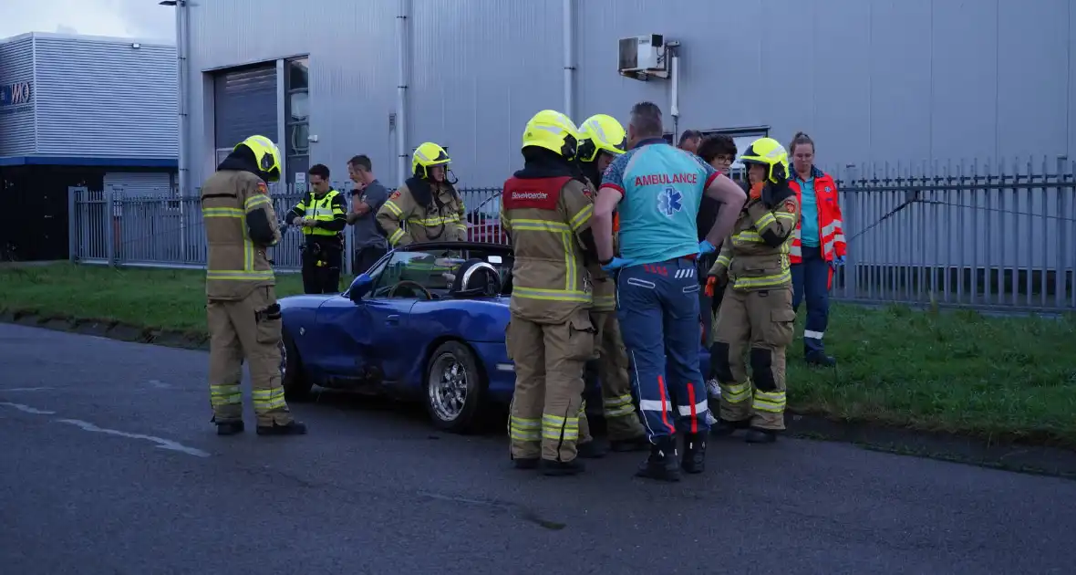 Automobilist verliest controle en botst tegen boom - Foto 2