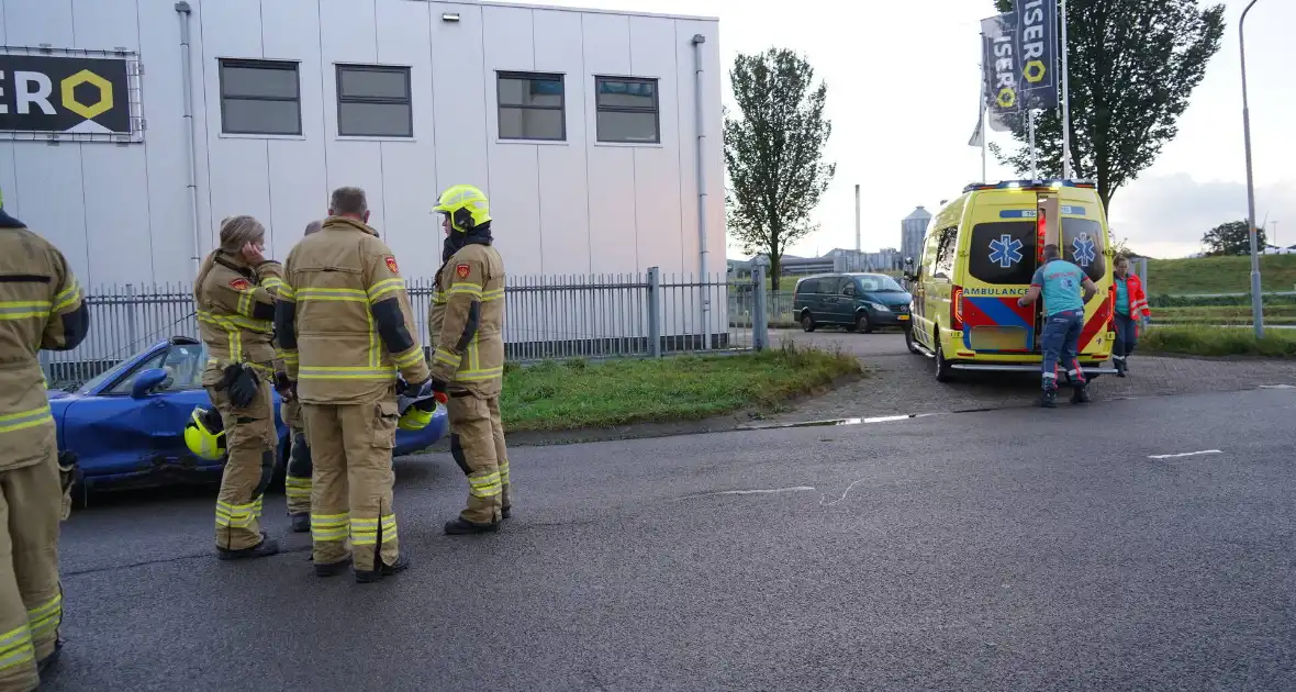 Automobilist verliest controle en botst tegen boom - Foto 3