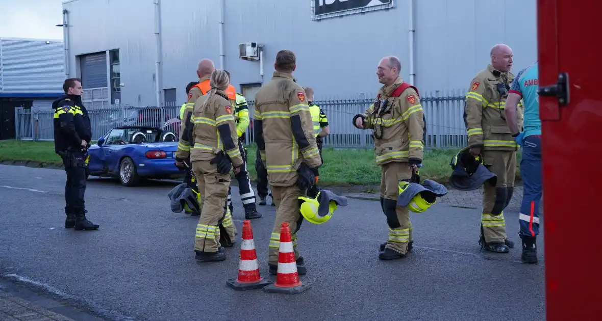 Automobilist verliest controle en botst tegen boom - Foto 6