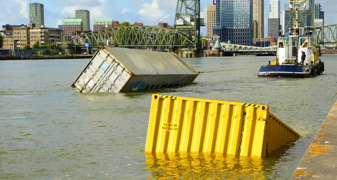 Containers te water na botsing met brug