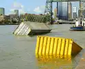 Containers te water na botsing met brug