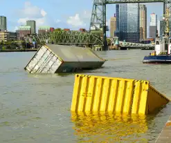 Containers te water na botsing met brug