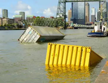 Containers te water na botsing met brug