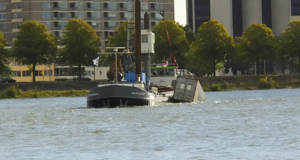 Containers te water na botsing met brug - Foto 1