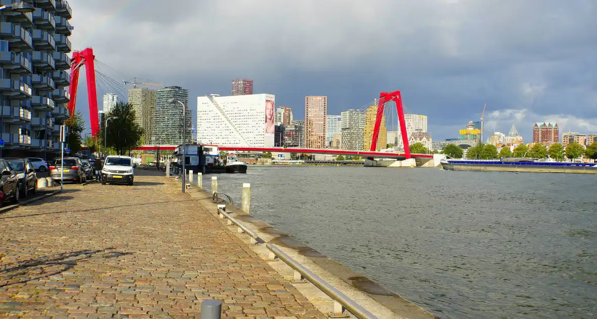 Containers te water na botsing met brug - Foto 10