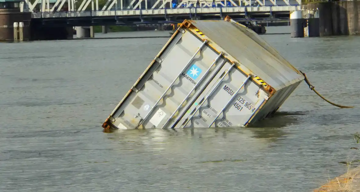 Containers te water na botsing met brug - Foto 2