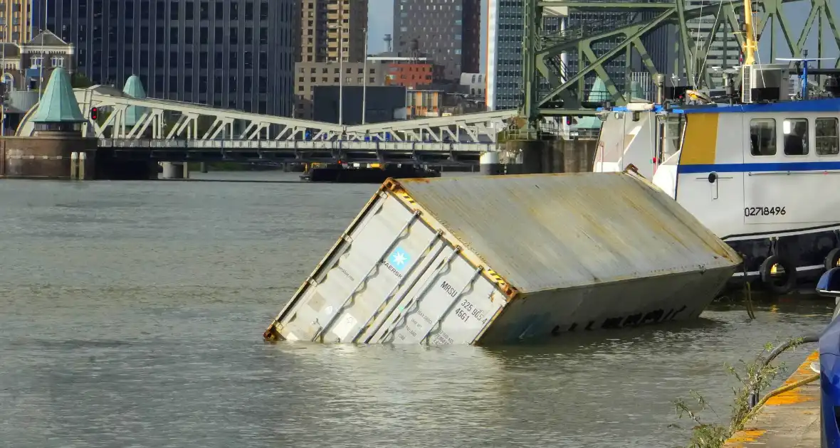 Containers te water na botsing met brug - Foto 3