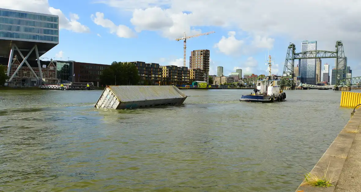 Containers te water na botsing met brug - Foto 5