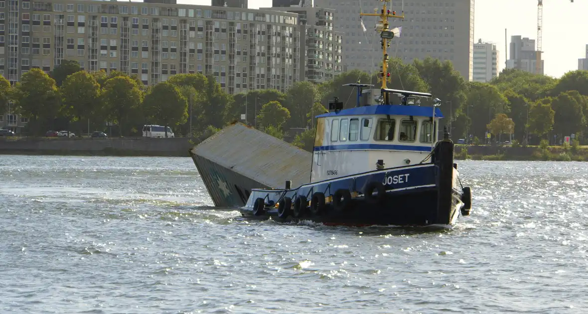 Containers te water na botsing met brug - Foto 6