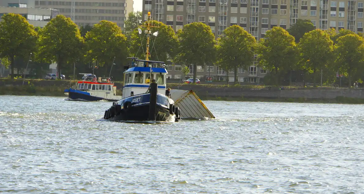 Containers te water na botsing met brug - Foto 7