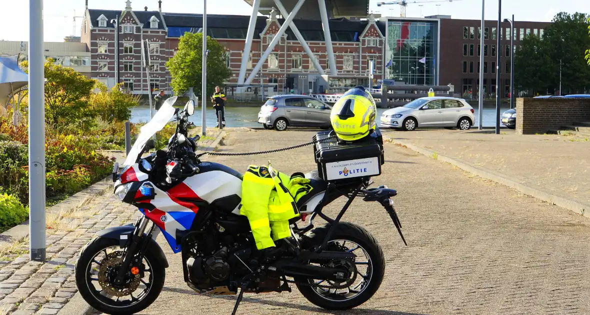 Containers te water na botsing met brug - Foto 8