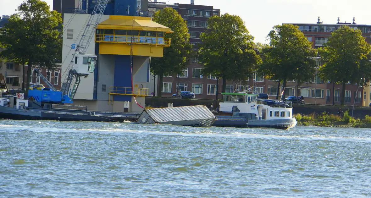 Containers te water na botsing met brug - Foto 9