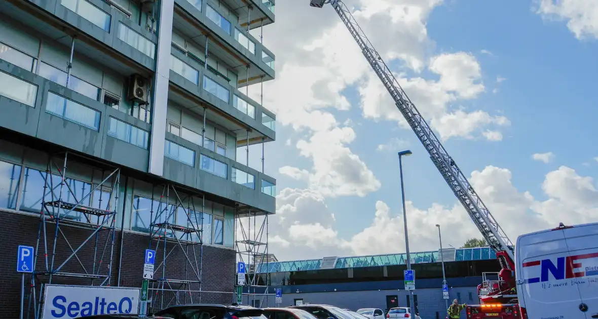 Hoogwerker ingezet bij stormschade aan flatgebouw