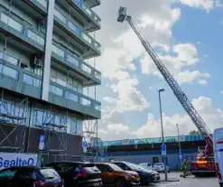 Hoogwerker ingezet bij stormschade aan flatgebouw