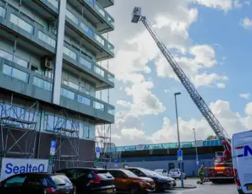 Hoogwerker ingezet bij stormschade aan flatgebouw