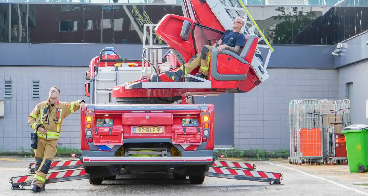 Hoogwerker ingezet bij stormschade aan flatgebouw - Foto 1