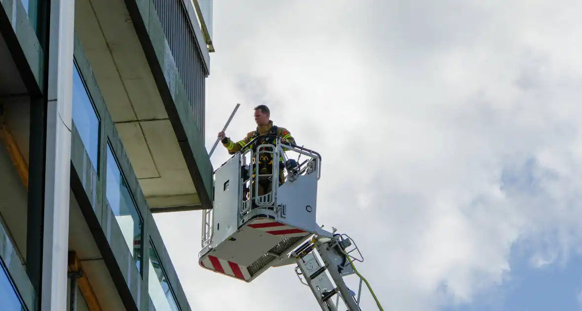 Hoogwerker ingezet bij stormschade aan flatgebouw - Foto 2