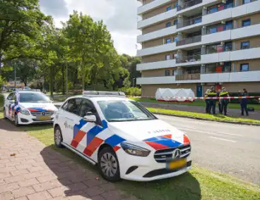 Persoon overlijdt na val van flatgebouw