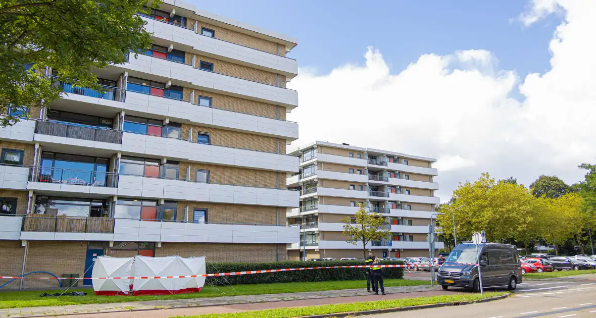 Persoon overlijdt na val van flatgebouw - Foto 1