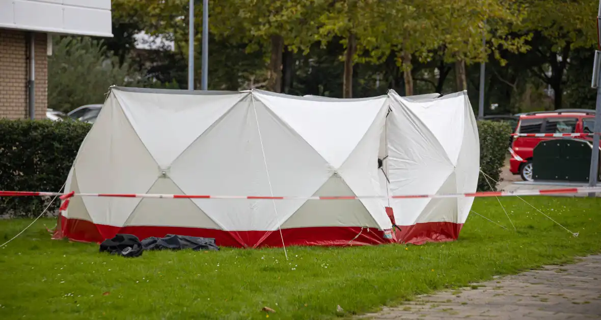 Persoon overlijdt na val van flatgebouw - Foto 10