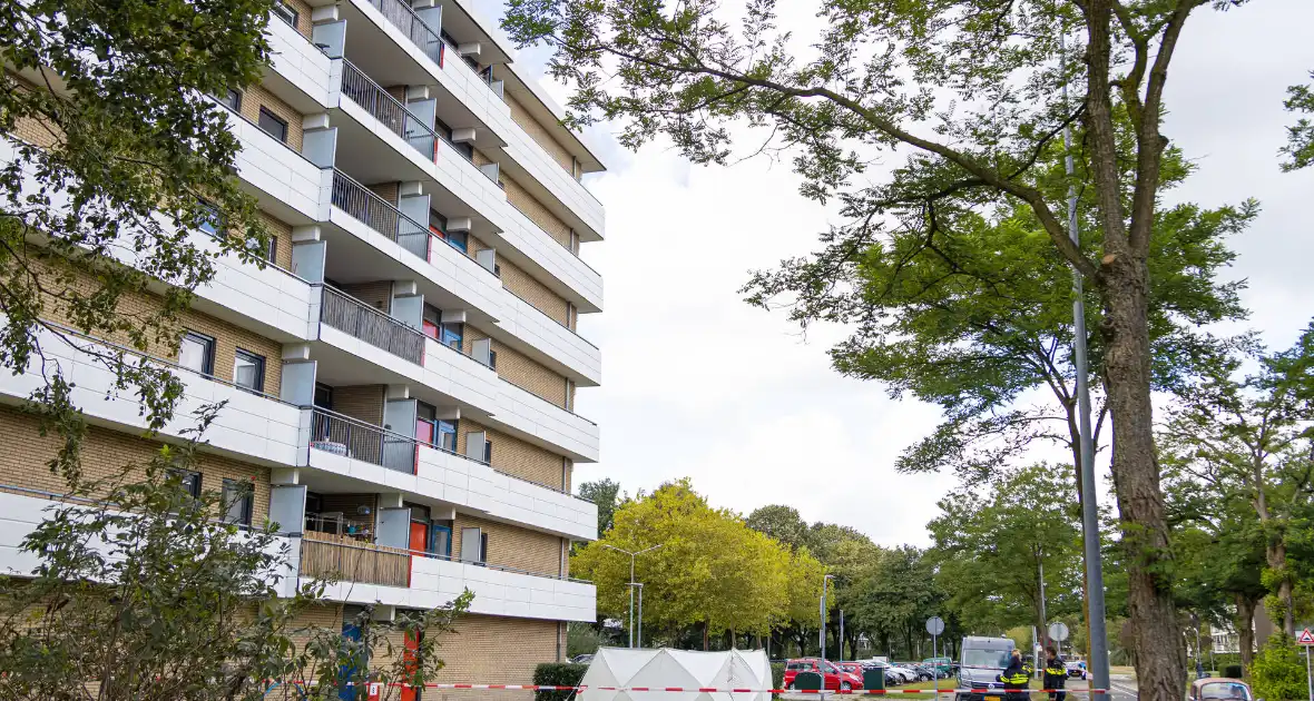 Persoon overlijdt na val van flatgebouw - Foto 11