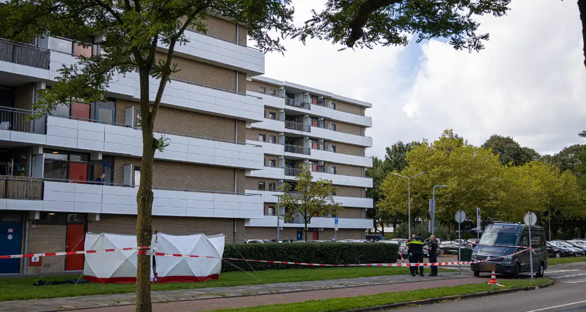 Persoon overlijdt na val van flatgebouw - Foto 2