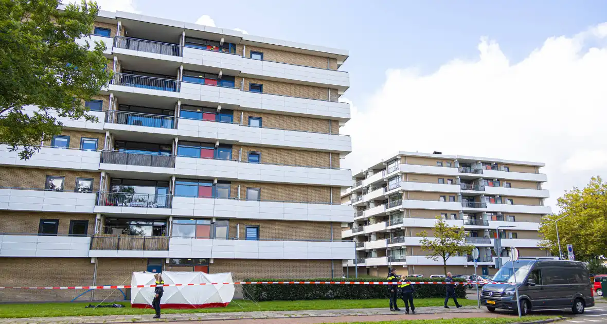 Persoon overlijdt na val van flatgebouw - Foto 4