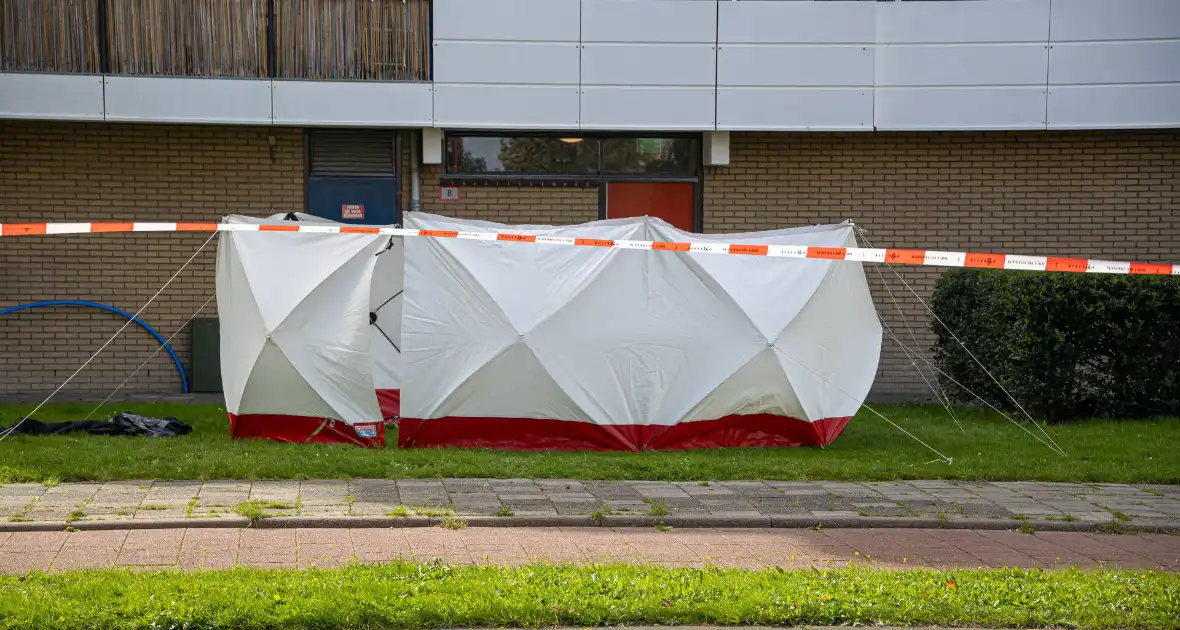 Persoon overlijdt na val van flatgebouw - Foto 5