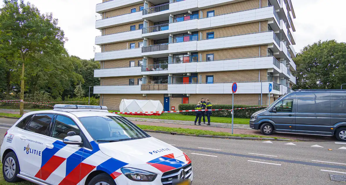 Persoon overlijdt na val van flatgebouw - Foto 6