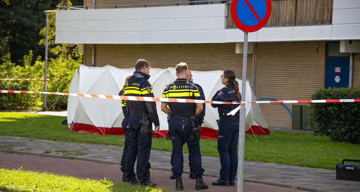 Persoon overlijdt na val van flatgebouw - Foto 7