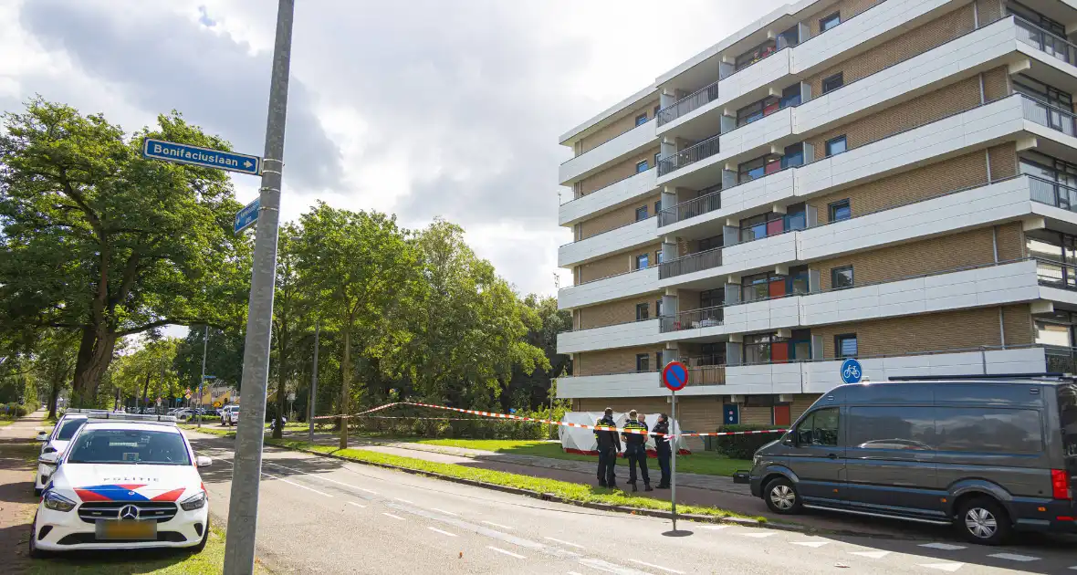 Persoon overlijdt na val van flatgebouw - Foto 8