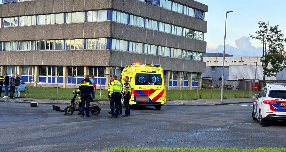 Personenauto rijdt door hek na botsing