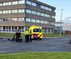 Personenauto rijdt door hek na botsing