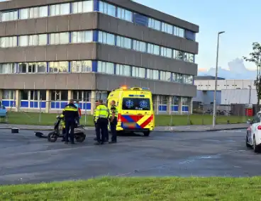 Personenauto rijdt door hek na botsing