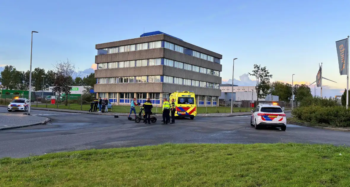 Personenauto rijdt door hek na botsing - Foto 1