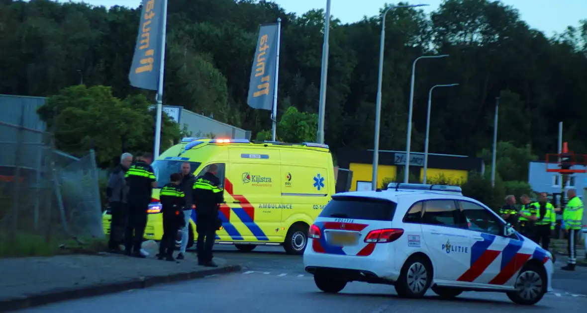 Personenauto rijdt door hek na botsing - Foto 2